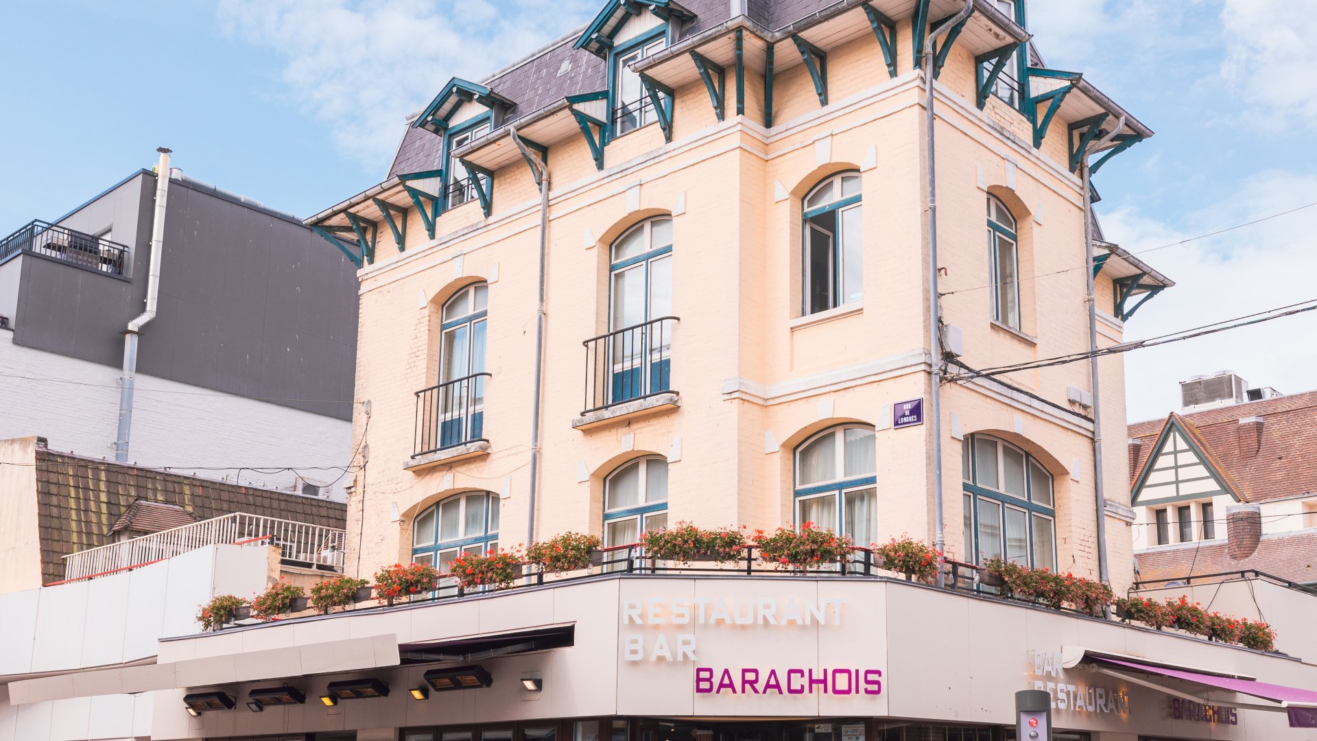 Façade du restaurant Le Barachois au Touquet, avec son architecture typique de la station balnéaire