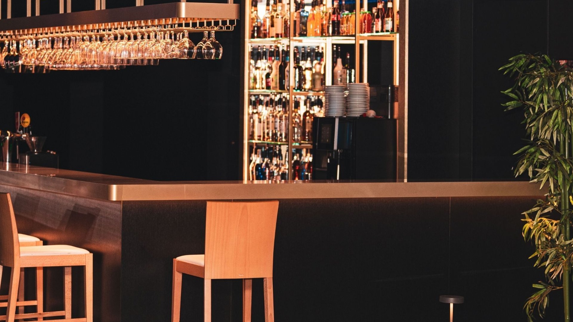 Intérieur du bar du Casino Partouche du Touquet, ambiance élégante avec tables hautes et bar illuminé