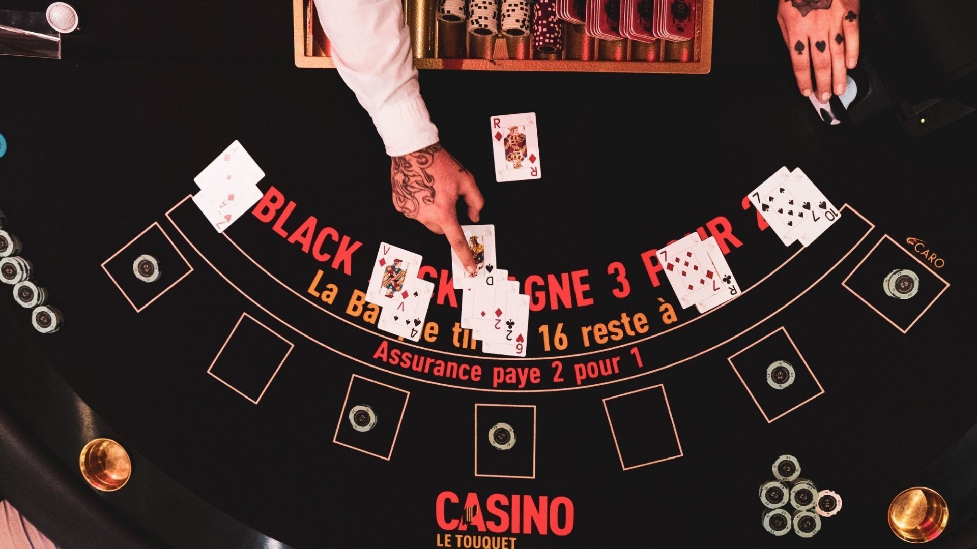 Vue aérienne d’une table de Black Jack au Casino Partouche du Touquet – jeu et stratégie au rendez-vous